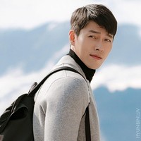 Selain di Korea Selatan, syuting Crash Landing On You juga dilakukan di Swiss. Foto tampan Hyun Bin memakai sweater abu-abu ini salah satu adegan Crash Landing On You di Swiss. Foto: Dok. tvN