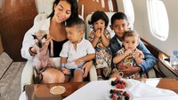 Jet pribadi tersebut mampu menampung 18 orang dengan 10 tempat tidur. Georgina Rodriguez pun suka naik jet pribadi bersama anak-anaknya (Instagram/georginagio)