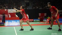 Praveen/Melati kehilangan gigi sejak gim pertama. Mereka selalu ketinggalan poin dari lawan dan cuma bisa mengumpulkan 19 poin.