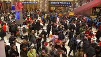 Satu pekan menjelang Tahun Baru Imlek, warga mulai mendatangi stasiun-stasiun kereta api di China untuk mudik ke kampung halaman. AP Photo/ Mark Schiefelbein.