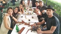 Bersama teman-temannya ramai-ramai Elvia hangout sambil makan enak. Pose santai Elvia dan teman-temannya memperlihatkan kalau hubungan mereka sangat dekat.  Foto: instagram @elviacerolline