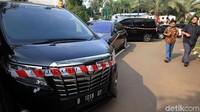 Selain itu ada pula sejumlah mobil lain dari merek mobil bergengsi terparkir di sana, diantaranya adalah Alphard, Fortuner, hingga CRV.
