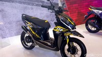 Tak hanya ban, suspensi teleskopik depan pun diganti dengan konsep motor kekinian, yakni upside down guna meredam permukaan aspal yang tidak rata ditambah cover custom untuk mempermanis tampilan.