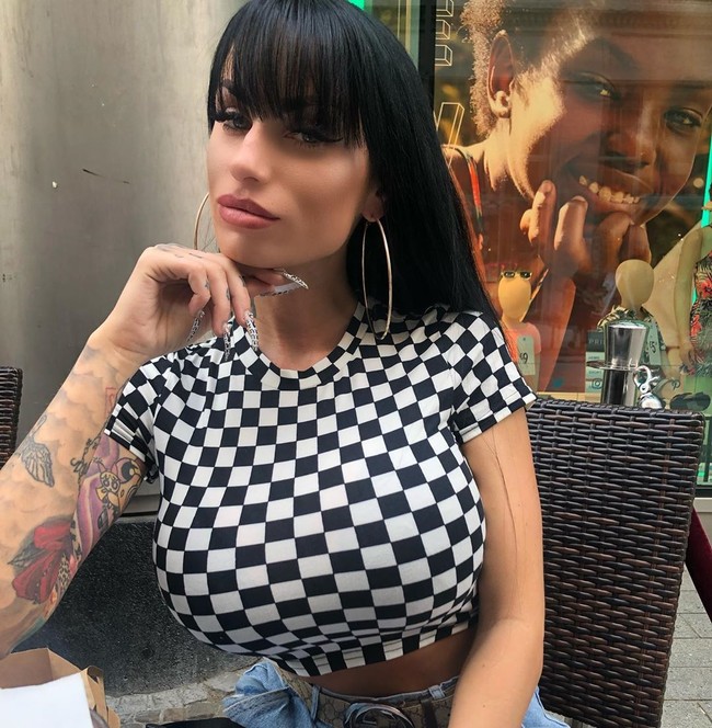 Namun, komplikasi muncul dan Elisa harus menjalani operasi lebih lanjut. Ia pun telah menjalani total empat augmentasi pada tahun 2016. Secara total dia menghabiskan £ 18.000 atau Rp 320 juta untuk memperbesar payudaranya. Foto: Instagram