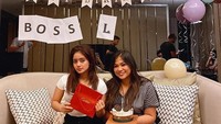 Dirayakan ulang tahun oleh sang PA, Liana dapat kejutan kue ulang tahun dengan topping oreo di atasnya. Foto: Instagram @lianajhonlin12
