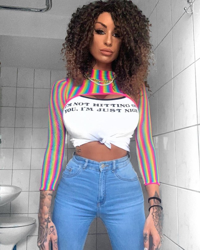 Payudaraku terlalu kecil. Aku selalu ingin payudara besar. Kadang-kadang orang-orang mengatakan padaku kamu tidak punya payudara dan hal-hal seperti itu, tapi itu tidak menyakitiku, aku tak menganggapnya serius, kata Elisa. Foto: Instagram