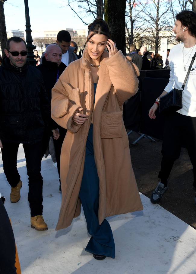 Tidak ketingalan mantel tebal berwarna coklat untuk menghangatkan tubuh di tengah dinginnya Paris. (Foto: Pascal Le Segretain/Getty Images)