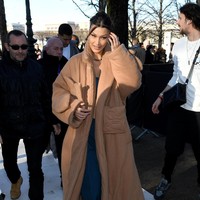 Tidak ketingalan mantel tebal berwarna coklat untuk menghangatkan tubuh di tengah dinginnya Paris. (Foto: Pascal Le Segretain/Getty Images)