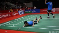 Lee/Wang memimpin pada awal gim ketiga dan membuat Hendra/Ahsan jatuh bangun.
