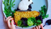 Hidangan yang dibuat oleh Que Phuong Tran kali ini berbentuk panda yang sedang menari. Nasi putih tersebut dibentuk menyerupai badan dari panda, kaki dan tangannya diselimuti oleh nori. Lalu disajikan bersama steamed bean dan salad. Foto: Instagram @napu88