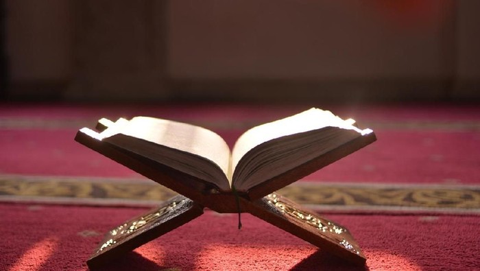 Hukum Membaca Mushaf Saat Menjadi Imam Sholat