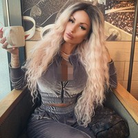 Seperti dikutip dari Daily Star, Elisa mengungkapkan bahwa ketika ia berusia 15 tahun, payudaranya cukup kecil sehingga ia tak perlu memakai bra dan membuatnya mulai berpikir untuk menjalani operasi. Ia kemudian harus menjalani empat operasi untuk mencapai ukuran H-cup. Foto: Instagram