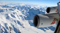 Untuk mewujudkan paket wisata itu jadi nyata, pihak Antarctica Flights menyewa khusus sebuah pesawat maskapai Qantas 747. Dalam penerbangan berdurasi 12 jam itu, traveler akan diajak melihat pesona benua putih dari atas pesawat (Antarctica Flights)