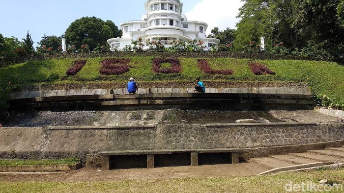 Usai heboh Keraton Agung Sejagat, kini di Kota Bandung geger dengan kemunculan Sunda Empire. Kelompok apa sih itu?