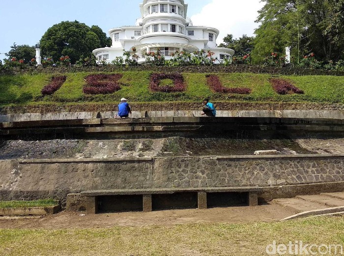 Usai heboh Keraton Agung Sejagat, kini di Kota Bandung geger dengan kemunculan Sunda Empire. Kelompok apa sih itu?