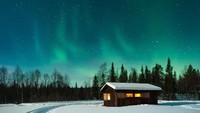 Kalau menunggu waktu untuk lihat aurora sangat membosankan, Jokkmok punya kompetisi ski tahunan. Balapan ski sejauh 3 km ini diadakan tanggal 28 Maret 2020. (Getty Images)