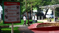 Di dalam taman juga terdapat plang sejumlah larangan bagi pengunjung.