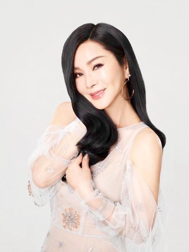 Chen Meifen merupakan seorang aktris, penyanyi, dan presenter televisi berusia 63 tahun. Selama berkarier di dunia hiburan tiga dekade terakhir, penampilannya selalu menarik atensi. Awet muda, ia pun sering dikira masih berusia 30 tahunan. Foto: Facebook Chen Meifen