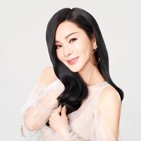 Chen Meifen merupakan seorang aktris, penyanyi, dan presenter televisi berusia 63 tahun. Selama berkarier di dunia hiburan tiga dekade terakhir, penampilannya selalu menarik atensi. Awet muda, ia pun sering dikira masih berusia 30 tahunan. Foto: Facebook Chen Meifen