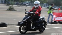 Honda BeAT series yang baru disegarkan awal tahun 2020 ini mengusung sejumlah desain, mesin, dan fitur yang baru. Usai peluncuran, detikcom sempat menjajal motor terlaris ini dengan tipe Honda BeAT series model Deluxe Black saat peluncuran di kawasan Ji Expo Kemayoran, Jakarta, Kamis (16/1/2019).