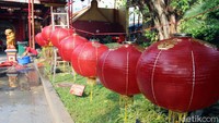 Sejumlah lampion juga telah dipasang sebagai dekorasi.