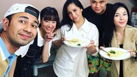 Baru-baru ini Billy dikabarkan melamar Elvia namun hal itu dengan cepat ditampik Billy. Ternyata lamaran itu hanyalah gimmick belaka. Meski demikian pasangan ini tetap sering terlihat bersama, termasuk saat sedang kulineran. Foto: instagram @elviacerolline