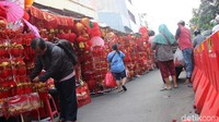 Pedagang pernak-pernik Imlek berjejer di sepanjang kawasan pecinan Petak Sembilan, Glodok, Jakarta Barat.