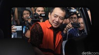 Bartholomeus Toto masuk ke mobil tahanan.