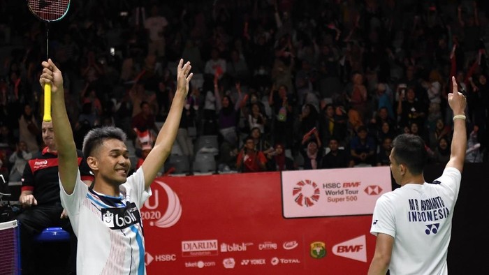 Pebulu tangkis ganda putra Indonesia Fajar Alfian (kiri) dan rekannya Muhammad Rian Ardianto mengembalikan kok ke arah lawannya ganda Denmark Kim Astrup dan Anders Skaarup Rasmussen dalam babak perempat final Daihatsu Indonesia Masters 2020 di Istora Senayan, Jakarta, Jumat (17/1/2020). Ganda putra unggulan kelima itu lolos ke semi final usai mengalahkan Kim dan Anders dengan skor 18-21, 21-13, dan 21-17. ANTARA FOTO/Aditya Pradana Putra/nz
  *** Local Caption ***