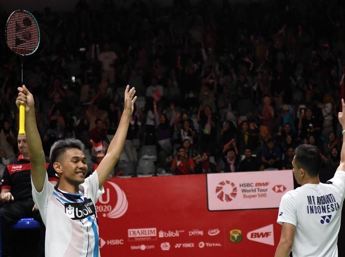 Pebulu tangkis ganda putra Indonesia Fajar Alfian (kiri) dan rekannya Muhammad Rian Ardianto mengembalikan kok ke arah lawannya ganda Denmark Kim Astrup dan Anders Skaarup Rasmussen dalam babak perempat final Daihatsu Indonesia Masters 2020 di Istora Senayan, Jakarta, Jumat (17/1/2020). Ganda putra unggulan kelima itu lolos ke semi final usai mengalahkan Kim dan Anders dengan skor 18-21, 21-13, dan 21-17. ANTARA FOTO/Aditya Pradana Putra/nz
  *** Local Caption ***