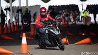 Kesan pertama saat melihatnya, warna hitam doff yang membalut sekujur bodi terlihat lebih kalem. Dimensi motor pun terlihat lebih lebar dari model lawas.