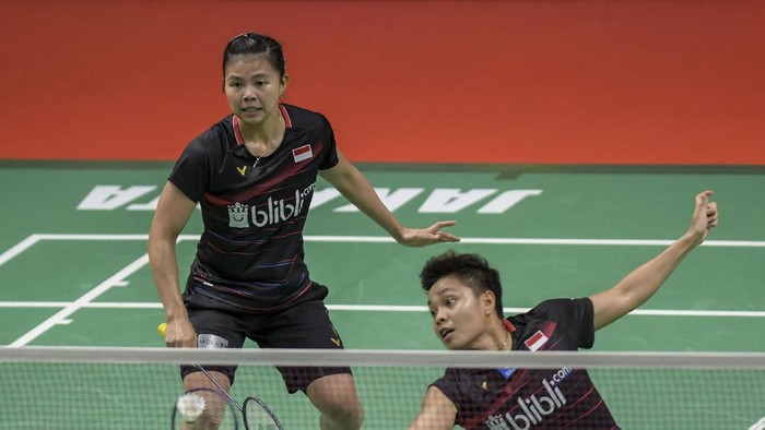 Pebulu tangkis ganda putri Indonesia Greysia Polii (kanan) disaksikan rekannya Apriyani Rahayu mengembalikan kok ke arah lawannya asal Kanada Kristen Tsai dan Rachel Honderich pada pertandingan babak 16 besar Daihatsu Indonesia Masters 2020 di Istora Senayan, Jakarta, Kamis (16/1/2020). Greysia dan Apriyani menang dengan skor 21-19 21-10. ANTARA FOTO/Galih Pradipta/wsj.
