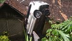 Bikin Kaget, Ada Mobil Nungging di Rumah Warga Gunungkidul