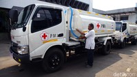Palang Merah Indonesia (PMI) menerima bantuan 10 unit truk tangki air dan satu truk barang dari The International Federation of Red Cross and Red Crescent Sociates (IFRC).