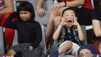Teriakan dukungan diberikan untuk memberikan semangat The Daddies.