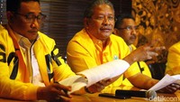 Viktus mengatakan, Airlangga memasukan nama-nama kader dalam kepengurusan DPP yang tak sesuai semangat rekonsiliasi. Hal ini, kata dia, terlihat dari dimasukkannya kader yang memiliki hubungan keluarga dengan Airlangga dan kader yang pernah menjadi pengurus di partai lain ke dalam struktur DPP.