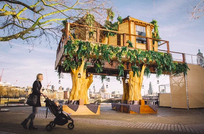 Rumah pohon yang terinspirasi dari rumah pohon Lion Sands Game Reserve di Afrika Selatan ini terletak di tengah kota London. Dilengkapi balkon pribadi, rumah pohon ini memungkinkan para pengunjungnya untuk melihat indahnya pemandangan Thames dan St. Paul. Foto: dok. designboom/virgin holidays