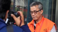 KPK menetapkan empat orang tersangka dalam perkara ini. Mereka adalah Supendi, Omarsyah, Wempy Triyono, dan Carsa selaku swasta.
