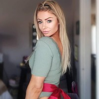 Banyak penggemarnya yang kagum dan takjub karena dia adalah mantan tentara.  Bagi, Caroline pernah menjadi tentara adalah nilai plus baginya yang membuatnya terlihat lebih menarik.  Foto: Instagram @thecarolinepage