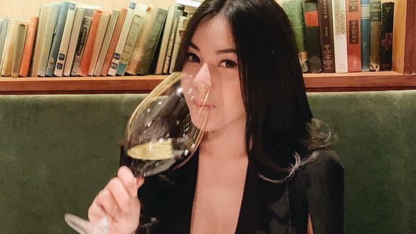 Potret Makan Asyik Elvia Cerolline yang Pura-pura Dilamar Billy Syahputra