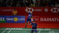 Pebulu tangkis ganda putri Indonesia Greysia Polii/Apriyani Rahayu berusaha mengembalikan kok ke arah pebulu tangkis ganda putri Jepang Nami Matsuyama/Chiharu Shida dalam Indonesia Masters 2020 di Istora Senayan, Jakarta, Jumat (17/1/2020). 