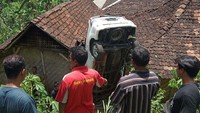 Peristiwa itu terjadi sekitar jam 11.00 WIB. Identitas sopir mobil tersebut bernama Aryadi (83) warga Dusun Ngasem, Desa Ngalang, Kecamatan Gedangsari, Gunungkidul. Pool/Dok. Save Rescue Gunungkidul.