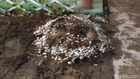 Makam itu terlihat seperti gundukan tanah berukuran sekitar 50 sentimeter. Makam itu juga dikelilingi dengan batu warna putih yang menjadi penanda.
