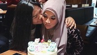 Punya hubungan yang dekat dengan sang ibu, Liana merayakan ulang tahun sang ibu dengan kecupan manis, dan kue cantik berhias macaron lucu. Foto: Instagram @lianajhonlin12