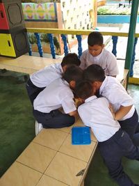 Bawa Bekal Masakan Ibu, Murid Ini Ajak Teman Sekolahnya Makan Bersama