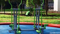 Bagi yang hobi olahraga bisa mendatangi taman ini. Ada sejumlah fasilitas olahraga di tempat ini.