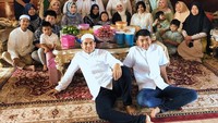 Rayakan hari lebaran dengan keluarga besar, aneka makanan hingga buah-buahan khas Kalimantan menjadi pelengkap di tengah keseruan keluarga Liana. Foto: Instagram @lianajhonlin12