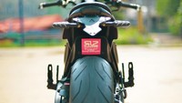 Hanya ada perubahan besar di bagian sasis belakang. Sasis belakang mengalami perubahan tinggi, serta pelebaran, ujar Anjik. Lebih lanjut Anjik menjelaskan, subframe belakang diturunkan dan diperlebar. Diturunkan untuk mencari tinggi motor yang ideal, jadi kaki pengemudi lebih menapak ke permukaan jalan. Dan diperlebar karena penyesuaian konsep swingarm agar terlihat lebih padat berisi, jelasnya.Foto: RlandZ Workshop