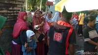 Bahkan, ada dari mereka yang berswafoto dengan latar belakang bangunan keraton itu.