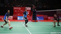 Hendra Setiawan/Mohammad Ahsan bertanding melawan pasangan Taiwan Lee Yang/Wang Chi Lin pada perempatfinal Indonesia Masters 2020 di Istora Senayan, Jumat (17/1).